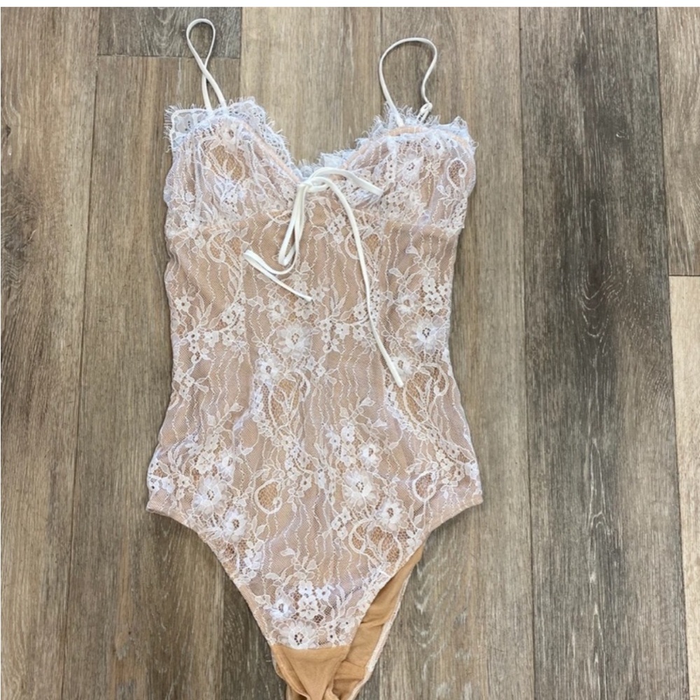 WAYF NUDE LACE LINED BODYSUIT